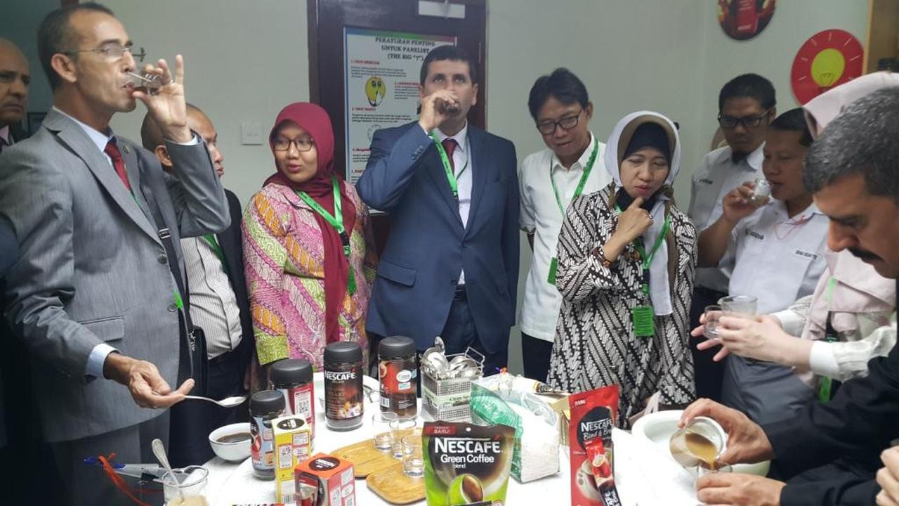 ​Gubernur Bouira dan Delegasi Aljazair mencicipi kelezatan kopi Lampung.​ (Dokumentasi Kemlu/Dit. Timteng)