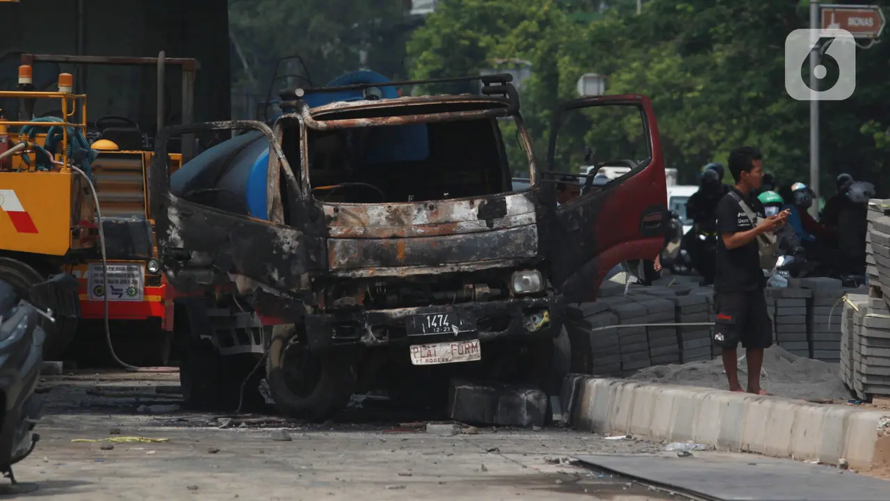 Mobil Proyek Korban Demo Tolak RUU Cipta Kerja di Kawasan Senen
