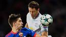 Striker CSKA Moscow, Zhamaletdinov, duel udara dengan gelandang Manchester United, Nemanja Matic, pada laga Liga Champions di Stadion VEB Arena, Moskow, Rabu (27/9/2017). CSKA kalah 1-4 dari MU. (AFP/Yuri Kadobnov)