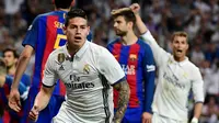 Gelandang Real Madrid, James Rodriguez, setelah mencetak gol ke gawang Barcelona, dalam laga lanjutan La Liga, di Santiago Bernabeu, Minggu atau Senin (24/4/2017) dini hari WIB. (Pierre-Philippe Marcou). 
