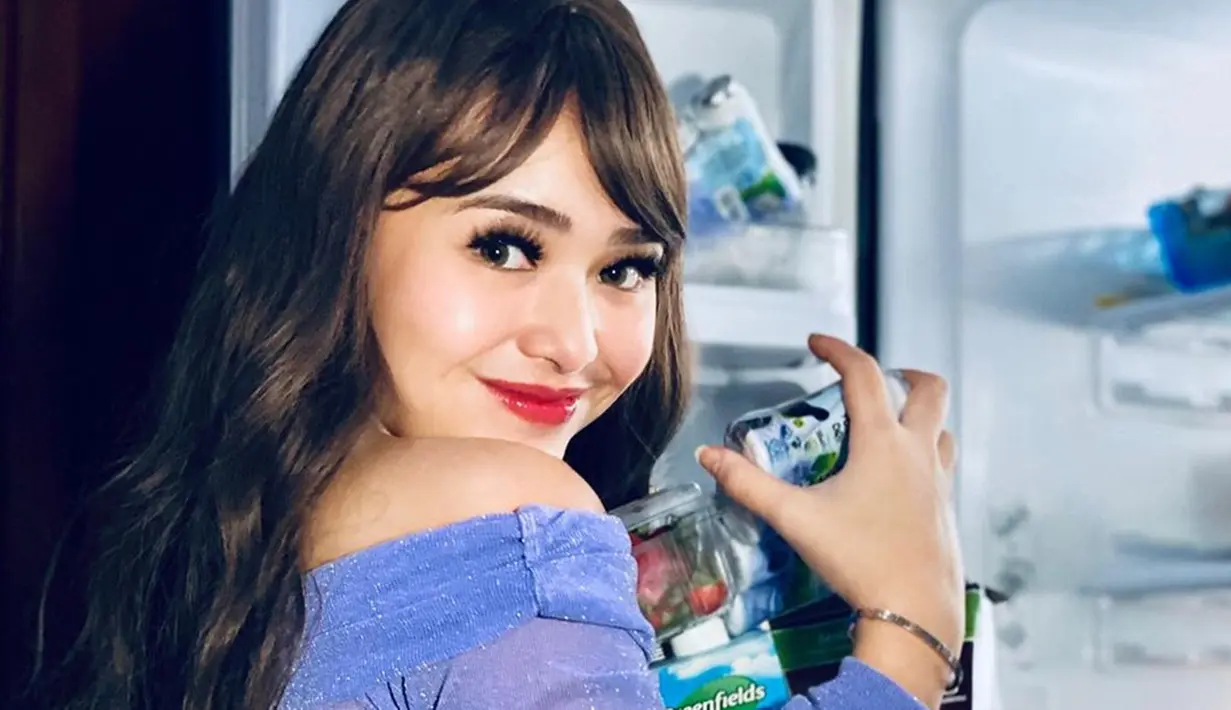 Amanda Manopo punya berbagai kegiatan untuk mengusir rasa bosannya selama stay at home. Mulai dari nyuci mobil sendiri, berenang, berjemur hingga melakukan pemotretan. Ini salah satu hasil pemotretan Amanda Manopo dengan properti rumahan. (Liputan6.com/G/@amandamanopo)