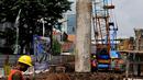 Aktivitas di sekitar pembangunan Fly Over Ciledug - Tendean di Kebayoran Lama, Jakarta, Kamis, (12/3/2015). Direktorat Lalu Lintas Polda Metro Jaya merencanakan rekayasa arus lalu lintas di kawasan tersebut (Liputan6.com/Johan Tallo)