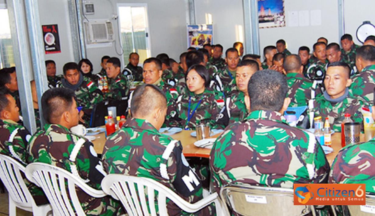 Citizen6, Lebanon: Satgas yang berjumlah 175 orang dibawah pimpinan Letkol Cpm Ida Bagus Rahwan Diputra selaku Komandan Satgas PM Wahyu Dwi Sulistyo, pada Jum’at malam (2/12) waktu Lebanon melaksanakan acara syukuran. (Pengirim: Badarudin Bakri)