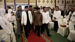 Presiden RI ke tiga BJ Habibie (tengah), Presiden Partai Keadilan Sejahtera (PKS) Mohamad Sohibul Imam (kanan),dan  Ketua Majelis Syuro PKS Salim Segaf Al Jufri (kiri) saat menghadiri Tasyakur Milad ke-18 PKS, Jakarta, (24/4). (Liputan6.com/Faizal Fanani)