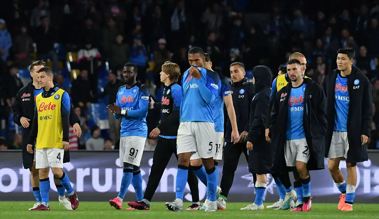 Reaksi kecewa pemain Napoli setelah dikalahkan AC Milan pada laga pekan ke-28 Liga Italia 2022/2023 yang berlangsung di Stadio Diego Armando Maradona, Senin (03/04/2023) dini hari WIB. Napoli tumbang dengan skor 0-4. (AFP/Tiziana Fabi)