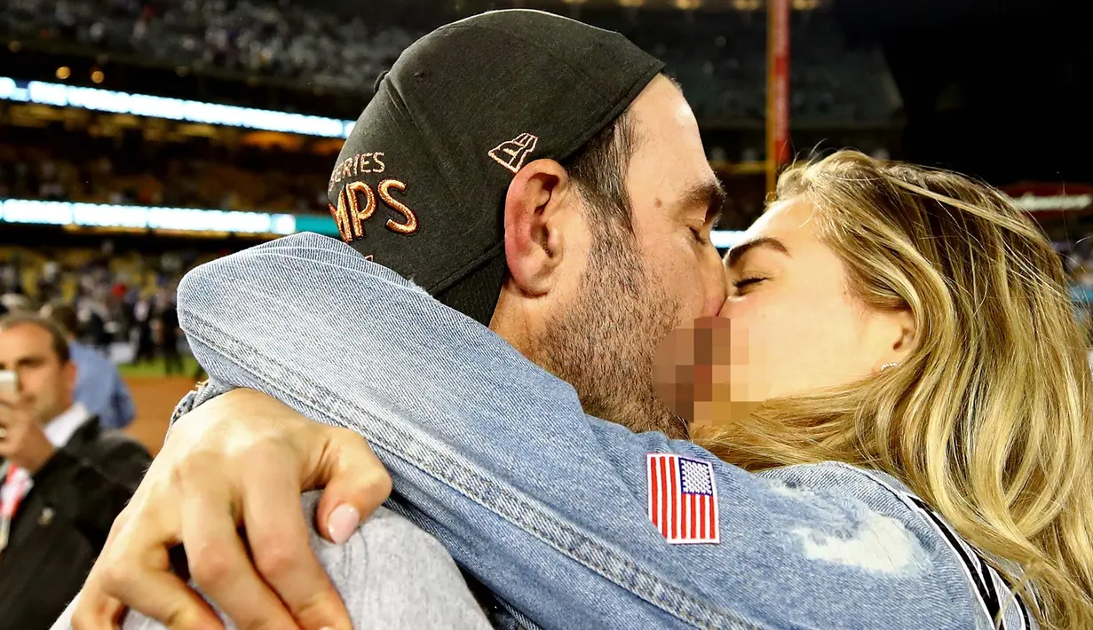 Model cantik Kate Upton mencium tunangannya pemain Houston Astros, Justin Verlander setelah memenangkan pertandingan melawan Los Angeles Dodgers 5-1 di game ke tujuh di Dodger Stadium di Los Angeles, California (1/11). (Ezra Shaw/Getty Images/AFP)