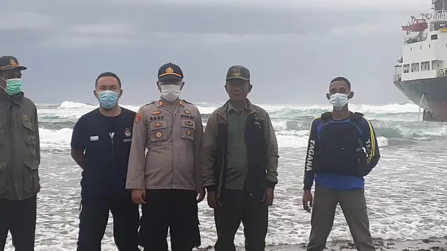 Tim gabungan Basarnas, SAR, Satpoloairud Polres Garut dan Kecamatan Cibalong masih bersiaga di lokasi terdamparnya Kapal Tanker MT Edricko 3 di pantai Sancang, Garut.