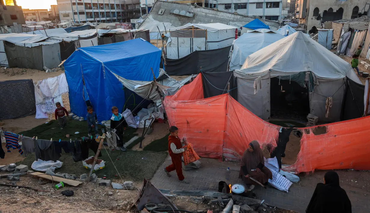 Sebagian besar lokasi pengungsian yang didirikan dengan kondisi seadanya berada di Deir el-Balah dan di wilayah selatan Khan Yunis serta Rafah. (BASHAR TALEB/AFP)