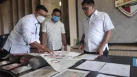 Direktur Reserse Kriminal Khusus Polda Riau Kombes Andri Sudarmadi dengan barang bukti pupuk palsu di Kabupaten Kampar. (Liputan6.com/M Syukur)