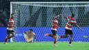 Pemain Madura United merayakan gol Lulinha ke gawang Persebaya Surabaya pada lanjutan BRI Super League 2025/2026 di Stadion Gelora Bung Tomo Jumat (17/4/2026). (Bola.com/M Iqbal Ichsan)