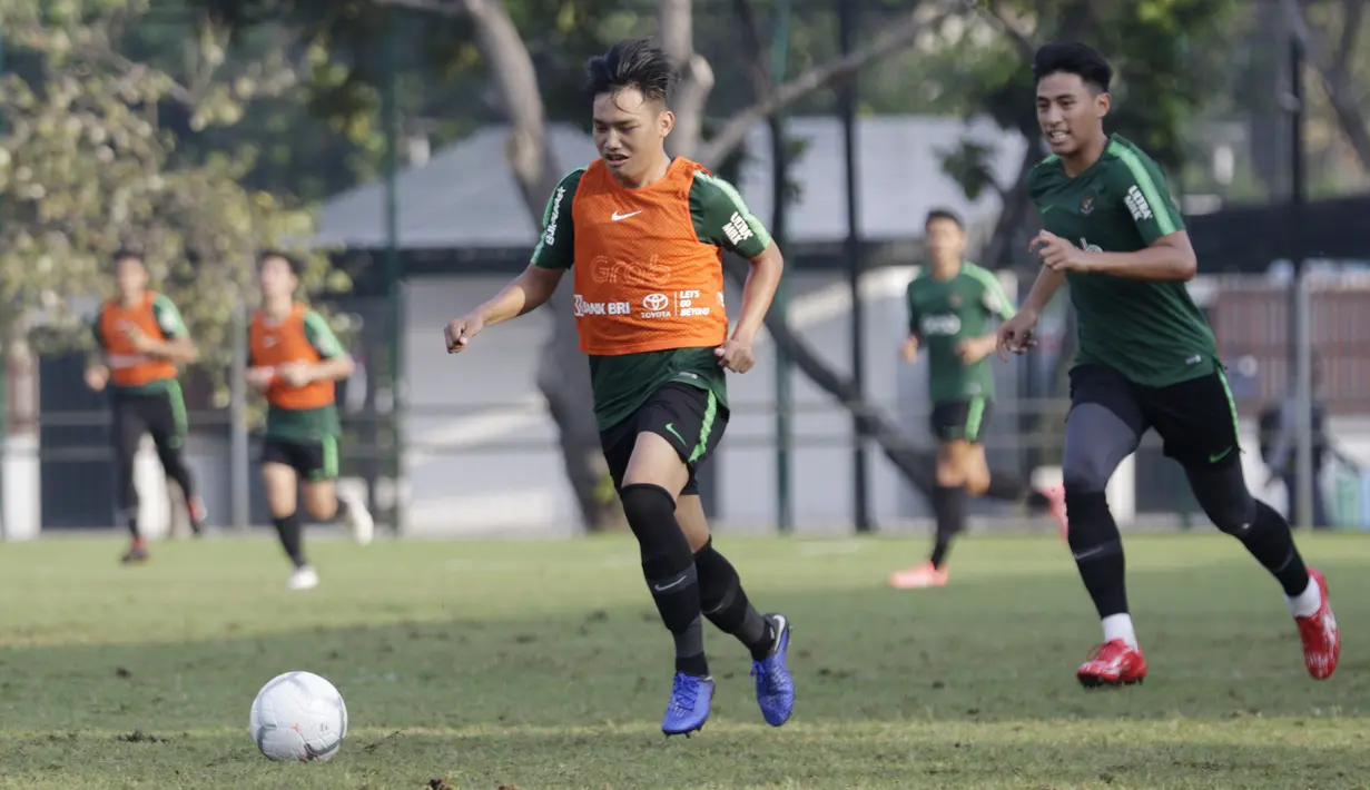 Pemain Timnas Indonesia U-22, Witan Sulaeman, menggiring bola saat latihan di Lapangan ABC, Senayan, Jakarta, Sabtu (12/1). Witan menjadi pemain termuda dalam seleksi Timnas Indonesia U-22 dengan usia 17 tahun. (Bola.com/M Iqbal Ichsan)