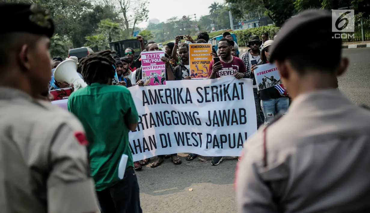 Massa Front Rakyat Indonesia untuk West Papua (FRI-West Papua) menggelar unjuk rasa di depan Kedutaan Besar Amerika Serikat, Jakarta, Kamis (15/8/2019). Massa mengecam Amerika Serikat dan memintanya bertanggung jawab atas penjajahan yang dilakukan di West Papua. (Liputan6.com/Faizal Fanani)