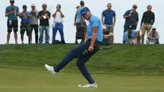 Ekspresi Stephen Curry saat puttnya meleset di lubang kedelapan saat putaran Ellie Mae Classic di TCP Stonebrae di Hayward, California (3/8). Stephen Curry  merupakan pemain NBA di klub Golden State Warriors. (Lachlan Cunningham/Getty Images/AFP)