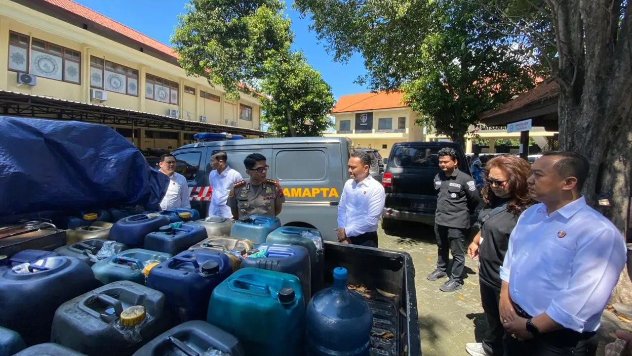 Polisi membongkar dua kasus penyalahgunaan BBM subsidi di Banyuwangi. (Liputan6.com/Hermawan Arifianto)