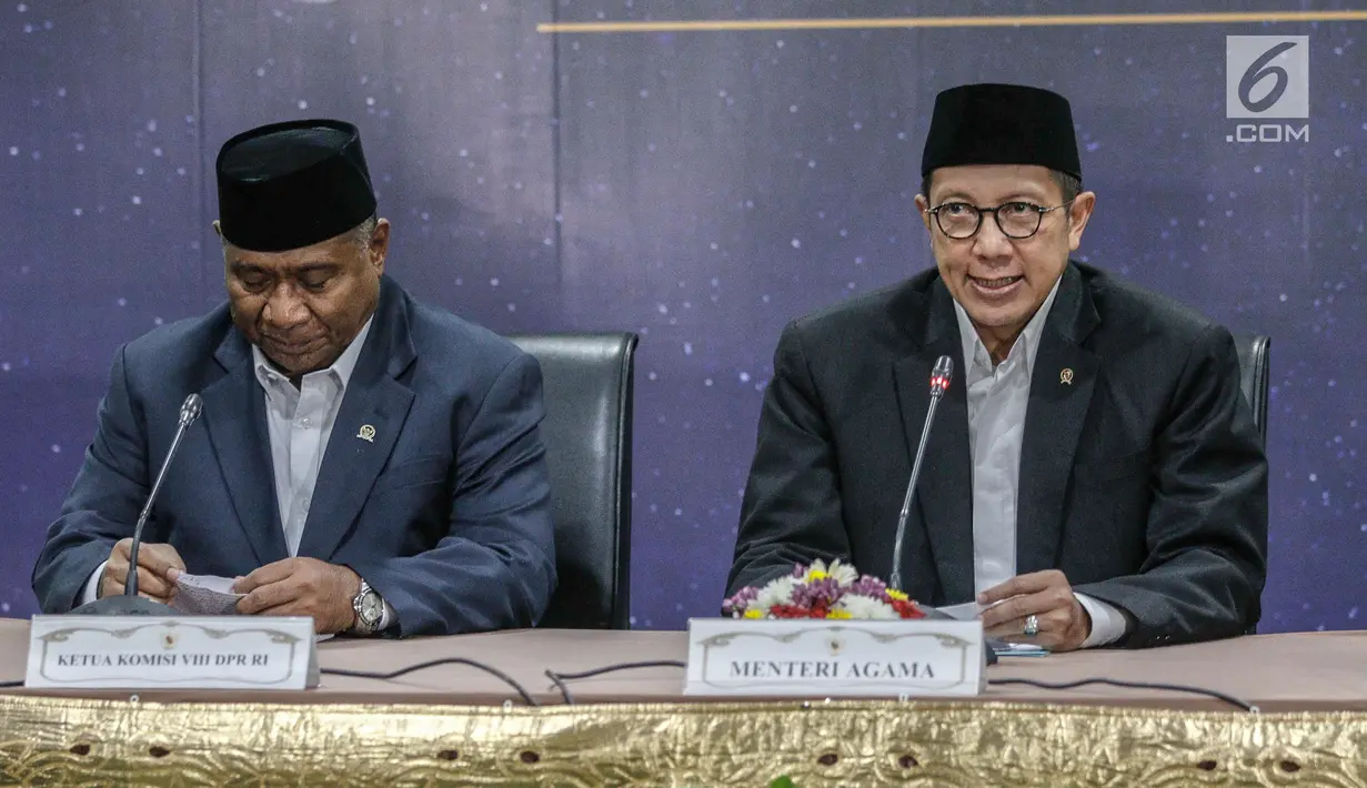 Menteri Agama Lukman Hakim (kanan) dan Ketua Komisi VIII DPR RI Ali Taher (kiri) saat keterangan pers Sidang Isbat 1 Syawal 1440 H di Kementerian Agama, Jakarta, Senin (03/6/2019). Berdasarkan hasil sidang Isbat, hari raya Idul Fitri jatuh pada Rabu, 5 Juni 2019. (Liputan6.com/Faizal Fanani)