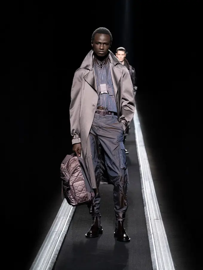 Futuristik, Para Model Berdiri di Atas Conveyor di Pertunjukkan Dior Men's