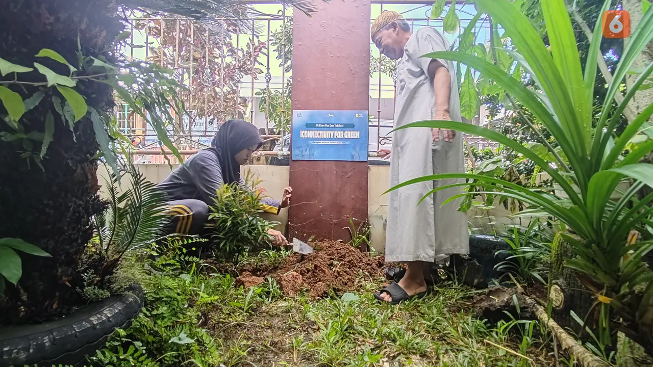 PLN Icon Plus ajak pelajar tanam pohon tekan emisi karbon (Liputan6.com/Fauzan)