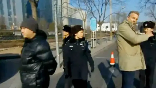 [VIDEO] Aksi Kekerasan Polisi China `Lumpuhkan` Reporter CNN
