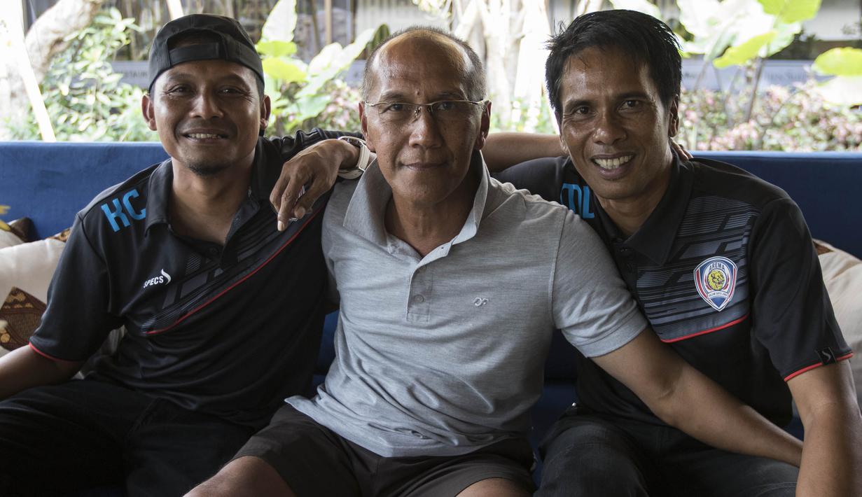 Pelatih Persija, Bambang Nurdiansyah bernostalgia dengan asisten pelatih Arema Cronus, I Made Pasek Wijaya, saat jeda pertandingan di Hotel Ijen Suites, Malang, Jumat (20/11/2015). (Bola.com/Vitalis Yogi Trisna)