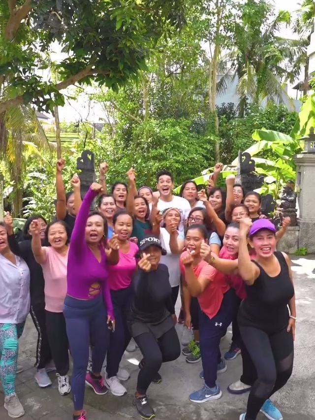 6 Potret Andrew White Jadi Instruktur Senam Ibu-Ibu Kompleks, Bikin Semangat