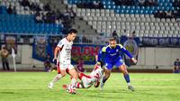 Penyerang Arem FC, Dalberto, berjibaku melawan bek Bali United, Ricky Fajrin (bawah) di Stadion Kanjuruhan, Kabupaten Malang, pada laga BRI Super League 2025/2026, Jumat (6/3/2026). (Bola.com/Iwan Setiawan)