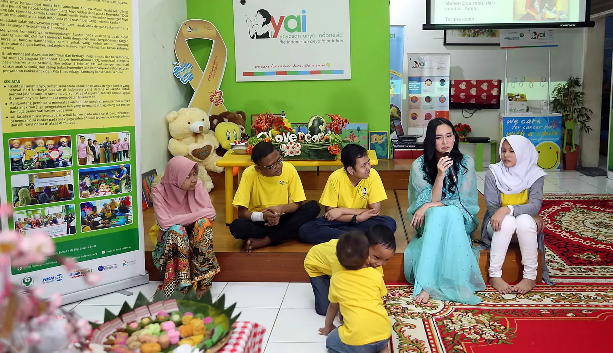 Kanker merupakan salah satu penyakit mematikan. Banyak penderita kanker akhirnya meninggal dunia, begitu juga dengan para artis kita. Puteri Indonesia 2014, Elvira Devinamira memiliki pengalaman pahit dengan penyakit tersebut. (Nurwahyunan/Bintang.com)