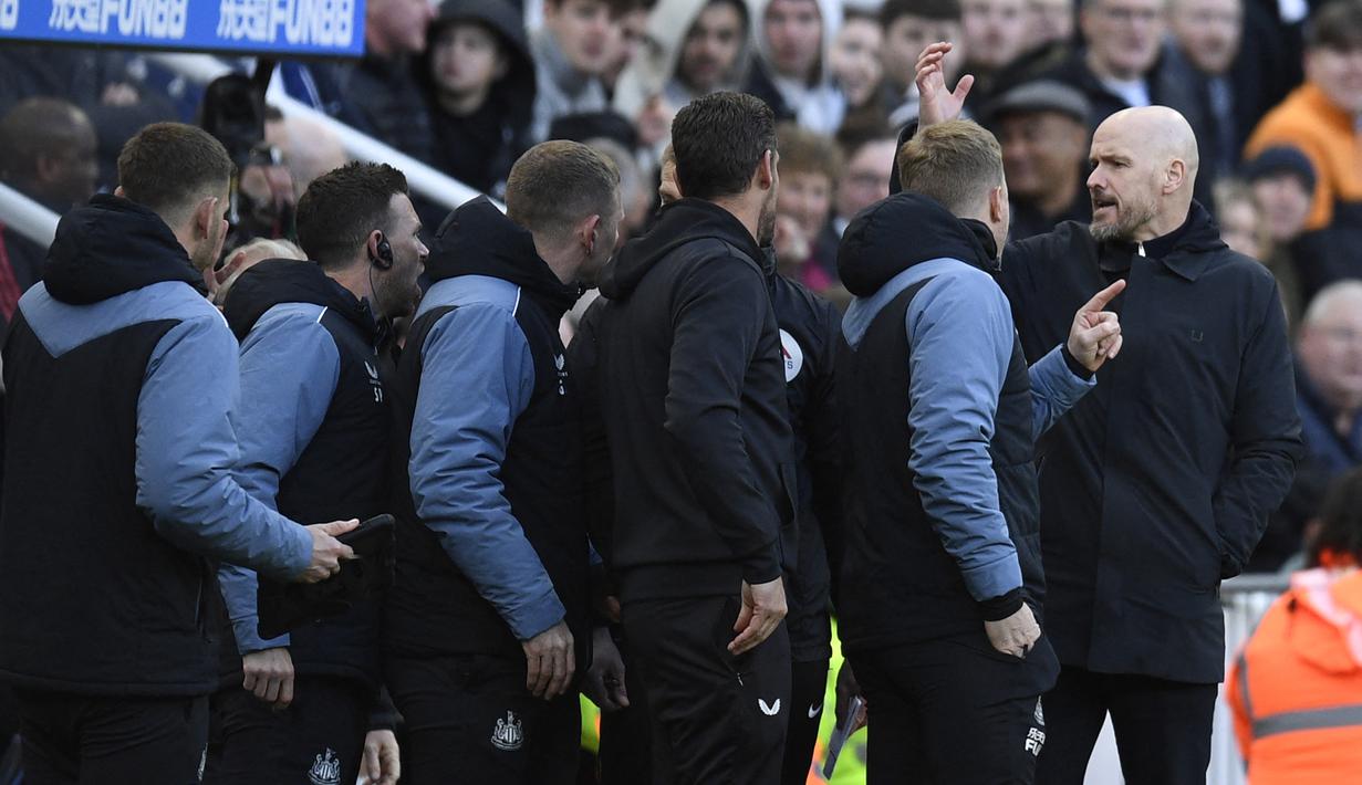 Pelatih MU, Erik Ten Hag (kanan), berdebat dengan pelatih serta ofisial Newcastle United dalam pertandingan pekan ke-29 Liga Inggris 2022/2023 antara Newcastle United melawan Manchester United yang berlangsung di St. James Park, Minggu (2/4/2023) WIB. (AFP/Oli Scarff)