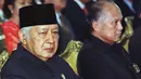 BJ Habibie yang menjabat sebagai Menteri Negara Riset dan Teknologi (Menristek)  duduk disebelah Presiden Indonesia Suharto dalam pertemuan dengan para menteri mengenai pengembangan proyek ekonomi terintegrasi di Jakarta pada 20 Januari 1998. (AP Photo/Muchtar Zakaria)