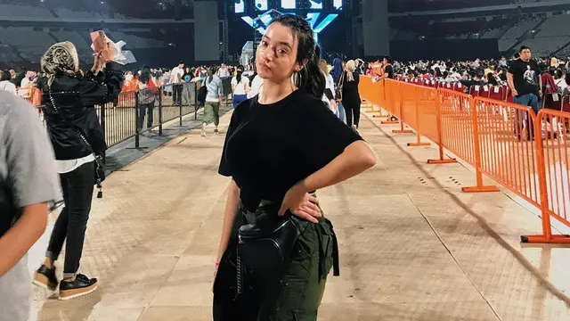 Outfit sederhana Megan Domani