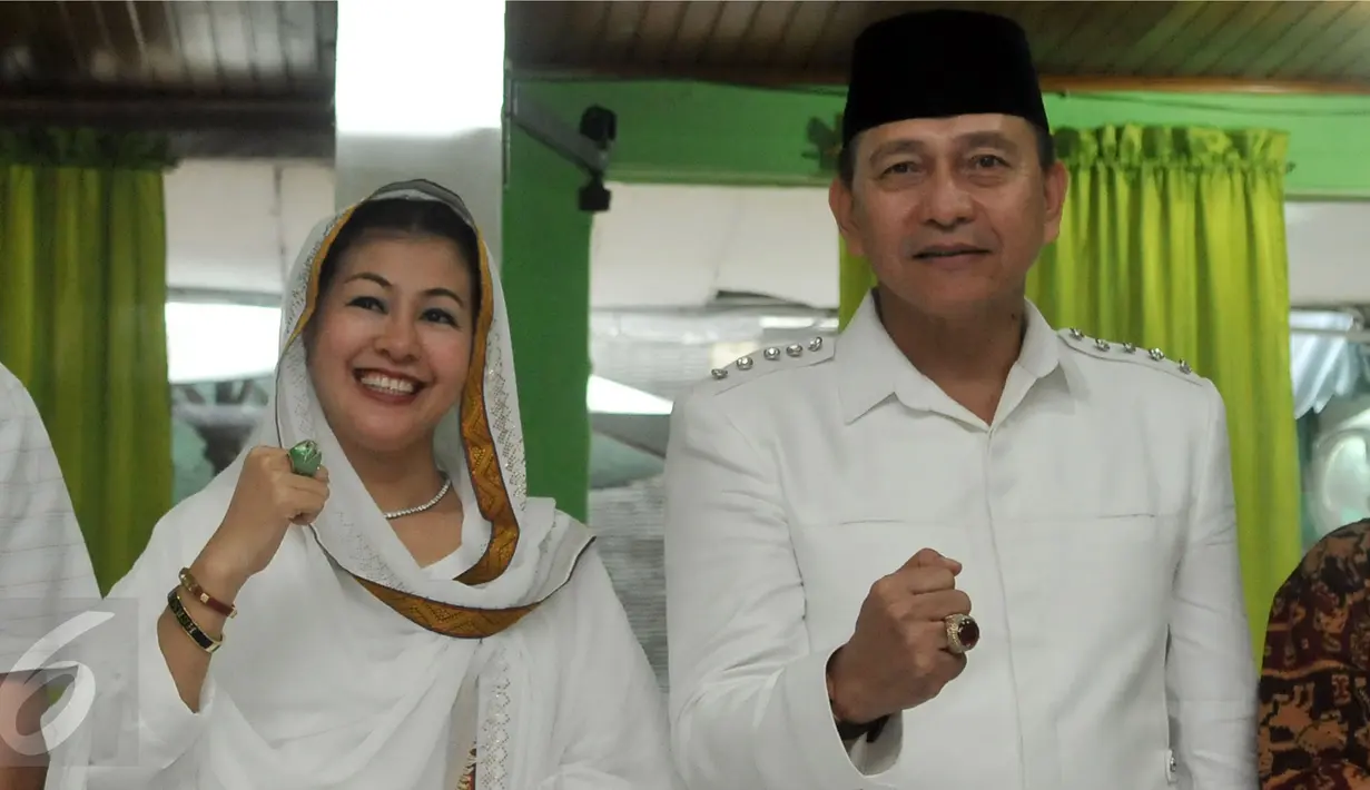 Bakal Calon Gubernur DKI, Hasnaeni Moein atau Wanita Emas dan Irjen Benny Mokalu berpose bersama usai konferensi pers di Jakarta, Rabu (25/5). Wanita emas memperkenalkan Irjen Benny sebagai Bakal Calon Wakil Gubernur DKI Jakarta (Liputan6.com/Johan Tallo)