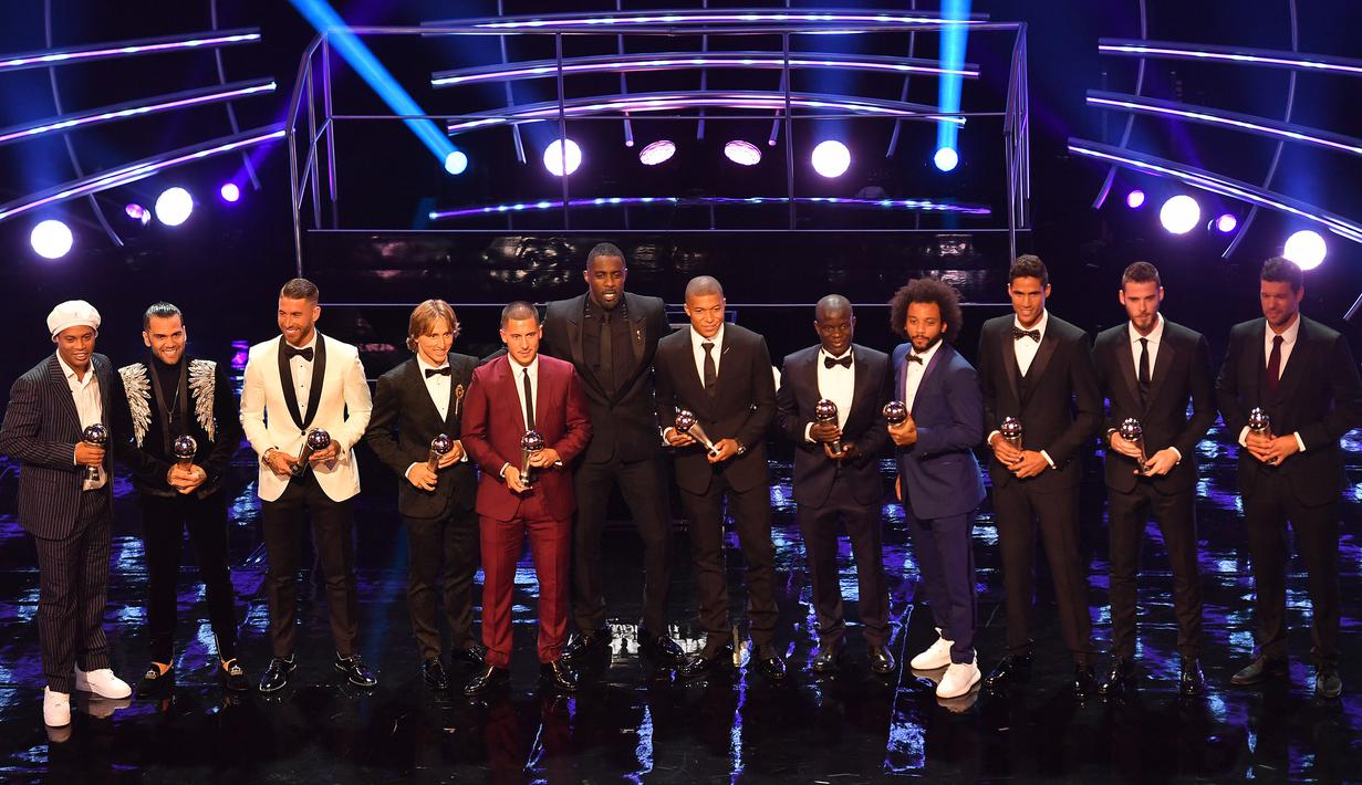 Pemain Real Madrid asal Kroasia, Luka Modric, bersama pemain terbaik FIFA XI 2018 saat penganugerahan di London, Senin (24/9/2018). Dirinya mampu mematahkan dominasi Cristiano Ronaldo dan Lionel Messi. (AFP/Ben Stansall)