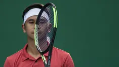Petenis Indonesia, Christopher Rungkat, bermain dengan raket saat latihan di Lapangan Tenis Pondok Indah, Jakarta, Kamis (19/7/2018). Dirinya merupakan salah satu petenis yang akan turun pada Asian Games XVIII. (Bola.com/Vitalis Yogi Trisna)