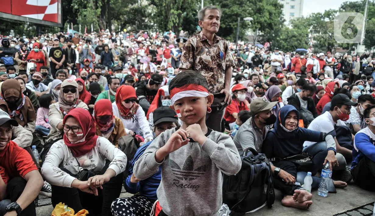 Warga melihat Upacara HUT ke-77 Republik Indonesia yang disaksikan dari Taman Aspirasi Monumen Nasional (Monas), Rabu (17/8/2022). Setelah sempat ditiadakan selama 2 tahun akibat pandemi Covid-19, Upacara Peringatan Kemerdekaan Republik Indonesia disambut antusias warga dari berbagai daerah yang berdatangan untuk mengikuti meski hanya dari luar Istana Negara. (merdeka.com/Iqbal S Nugroho)