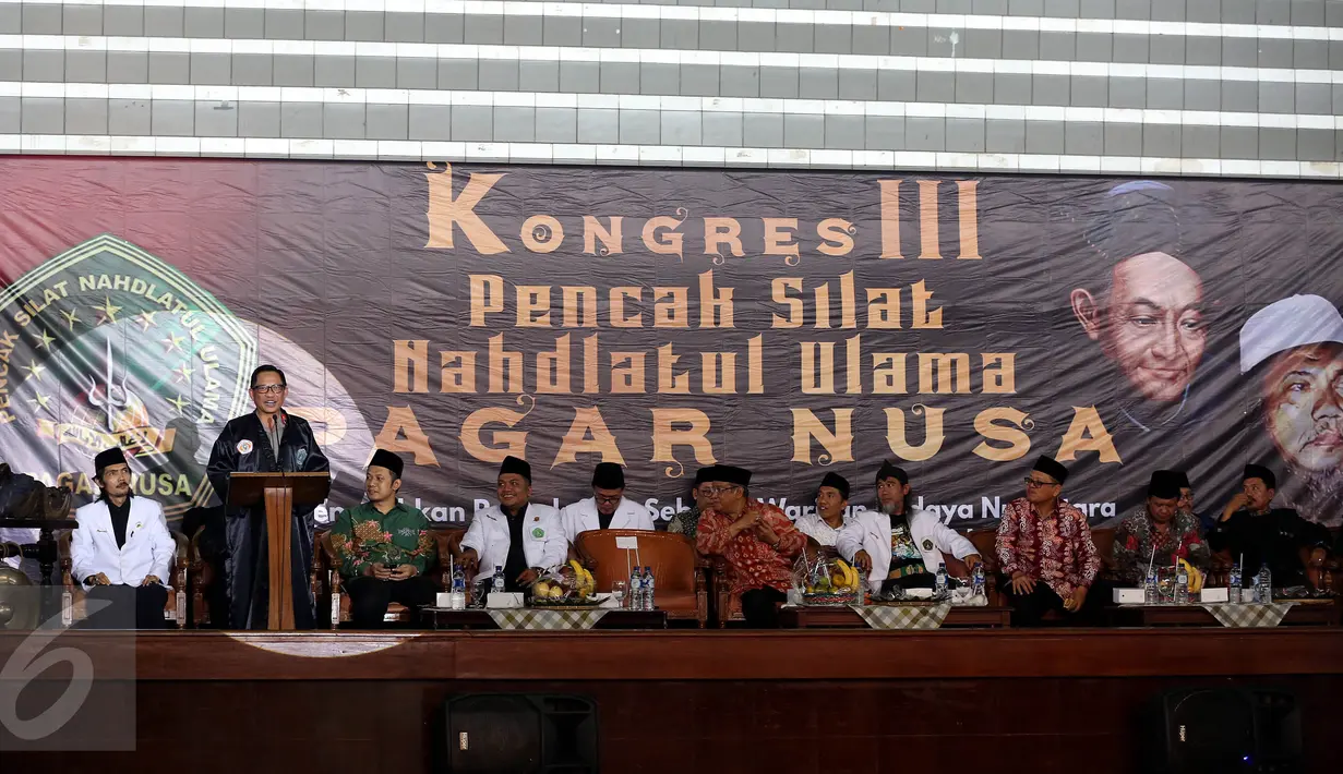 Suasana saat Kapolri Jendral Tito Karnavian memberi sambutan di acara pembukaan Kongres III PSNU di TMII, Jakarta, Rabu (3/5). Dalam kongres tersebut Kapolri menghimbau untuk menjaga Kesatuan NKRI dalam Pencak Silat. (Liputan6.com/Johan Tallo)