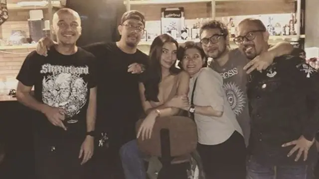 Dikabarkan Dekat, Ini 6 Potret Kebersamaan Manohara Odelia dan Arian 'Seringai'