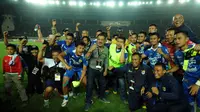 Manajer Persib, Umuh Muchtar (berkemeja) bersama sejumlah pemain merayakan kemenangan atas Mitra Kukar 3-1 di laga semi final Piala Presiden 2015 di Stadion Si Jalak Harupat, Bandung, Sabtu (10/10/2015). (Liputan6.com/Helmi Fithriansyah)