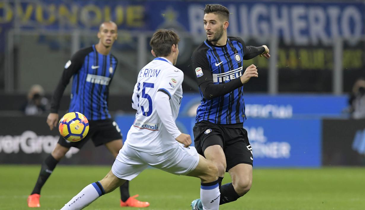 Gelandang Inter Milan, Roberto Gagliardini, menghindari kejaran gelandang Atalanta, Marten de Roon, pada laga Serie A Italia di Stadion San Siro, Milan, Minggu (19/11/2017). Inter menang 2-0 atas Atalanta. (AFP/Miguel Medina)
