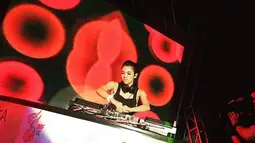 DJ Una Putri mengaku sering mengikuti kompetisi DJ di luar negeri. Namun, wanita mungil ini memang tidak pernah berpartisipasi dalam kompetisi serupa di Tanah Air. (instagram.com/putriuna)