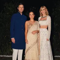 Ia juga hadir bersama putrinya, Arabella yang juga mengenakan sari India warna coklat keemasan. Sedangkan Ivanka tampil dengan crop top lengan panjang dan rok panjang khas India berbordir warna putih. [@ivankatrump]