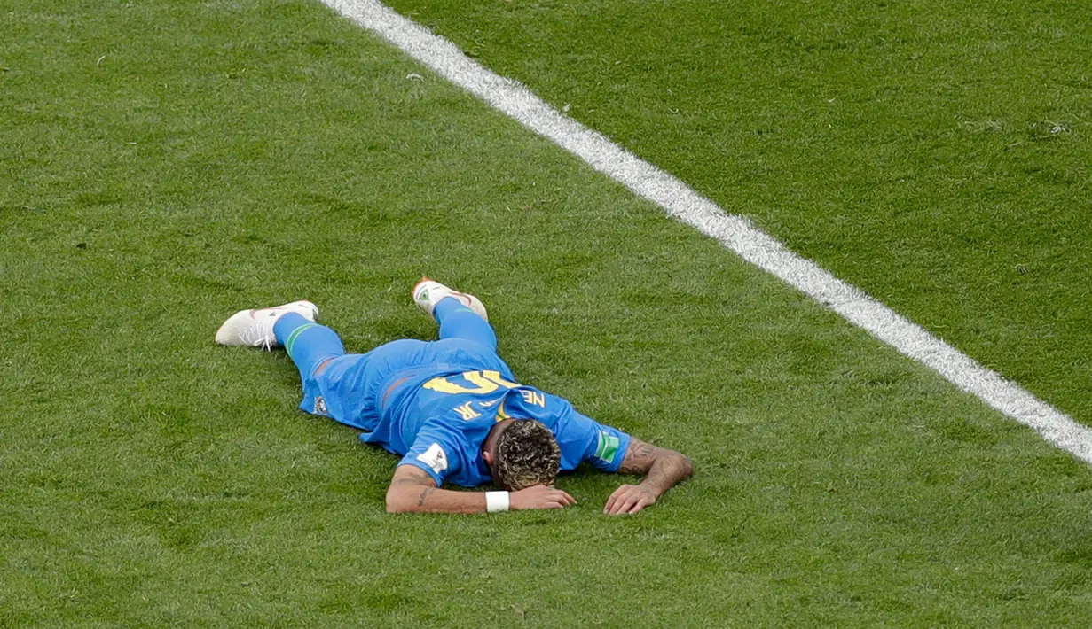 Penyerang timnas Brasil, Neymar telungkup di lapangan pada laga Grup E Piala Dunia 2018 melawan Kosta Rika di St Petersburg, Rusia, Jumat (22/6). Neymar berhasil mencetak satu gol pada menit ke-97. (AP/Michael Sohn)