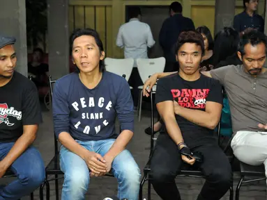 Slank menggelar konferensi pers terkait peluncuran single terbaru mereka bertajuk “Halal”, Jakarta, Rabu (24/6/2015). Selain preskon single mereka, Slank juga memberikan sumbangan untuk sejumlah panti asuhan. (Liputan6.com/Panji Diksana)