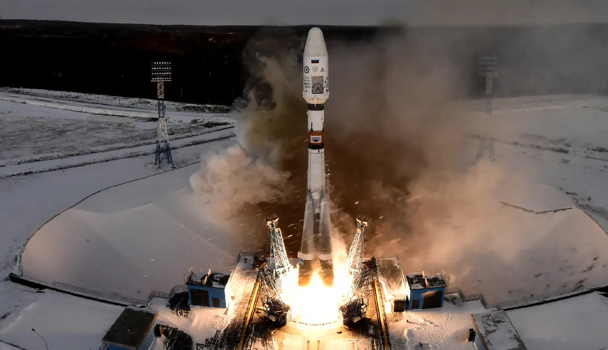 Roket Soyuz-2.1b yang membawa satelit cuaca Meteor-M 2-1 diluncurkan dari Cosmodrome Vostochny, di wilayah Amur, Rusia, dekat perbatasan China (28/11). Satelit tersebut akan digunakan untuk memantau keadaan cuaca. (AFP Photo/Kirill Kudryavtsev)