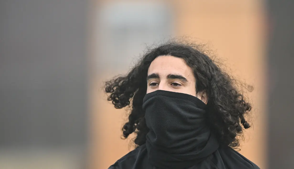 Bek Chelsea, Marc Cucurella menghadiri sesi latihan tim di fasilitas pelatihan Chelsea Cobham di Stoke D'Abernon, London pada 14 Februari 2023. The Blues lolos sebagai juara Grup E di atas AC Milan, Red Bull Salzburg dan Dinamo Zagreb. (AFP/Glyn Kirk)
