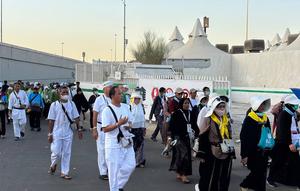 Sebelum kembali ke Makkah, jemaah Nafar Tsani terlebih dahulu melaksanakan lontar tiga jumrah (Liputan6.com/Asnida Riani)