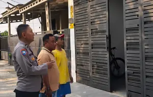 Anggota Polsek Sawangan saat mendatangi lokasi percobaan pencurian sepeda motor di Sawangan, Depok (Liputan6.com/Dicky Agung Prihanto).