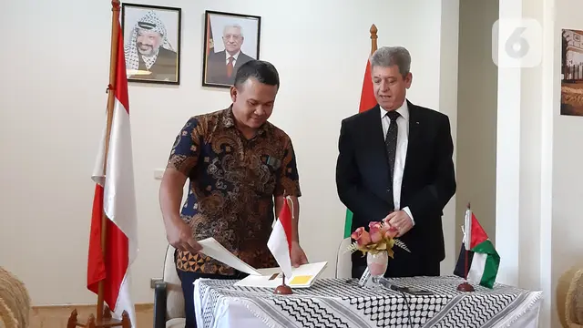 Direktur Politeknik Negeri Batam Uuf Brajawidagda dan Duta Besar Palestina Zuhair Al-Shun.