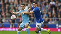 Sergio Aguero dibayangi Gareth Bary (Reuters / Jason Cairnduff)