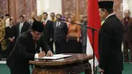 Ketua DPR Bambang Soesatyo menyaksikan penandatanganan surat pelantikan Sekjen DPR Indra Iskandar di Kompleks Parlemen, Jakarta, Selasa (22/5). Pelantikan Indra berdasarkan Surat Keputusan Presiden RI Nomor 49/TPA Tahun 2018. (Liputan6.com/JohanTallo)