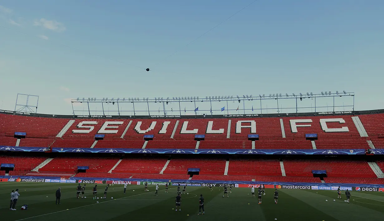 Para pemain Bayern Munchen berlatih jelang laga melawan Sevilla pada perempat final Liga Champions di Ramon Sanchez Pizjuan Stadium, Sevilla, (2/4/2018). Kemenangan menjadi tujuan utama The Bavarians. (AFP/Cristina Quicler)