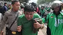 Petugas kepolisian mengamankan terduga copet menuju Mapolda Metro Jaya di Jalan Jenderal Sudirman, Jakarta (2/4). Pelaku tertangkap tangan oleh korbannya saat mencopet handphone di jembatan penyeberangan orang (JPO). (Merdeka.com/Arie Basuki)